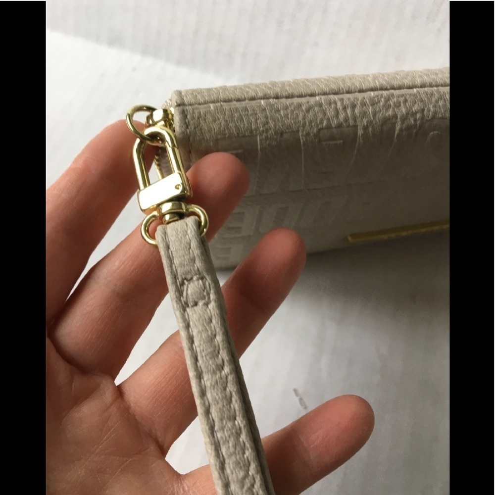 New Steve Madden Embossed Wristlet Wallet/Organizer - Picture 4 of 12